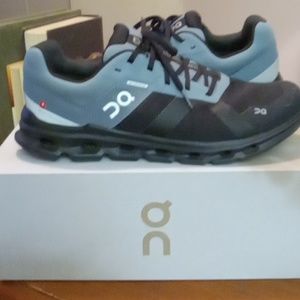 Men's oncloud running shoes size 10.5